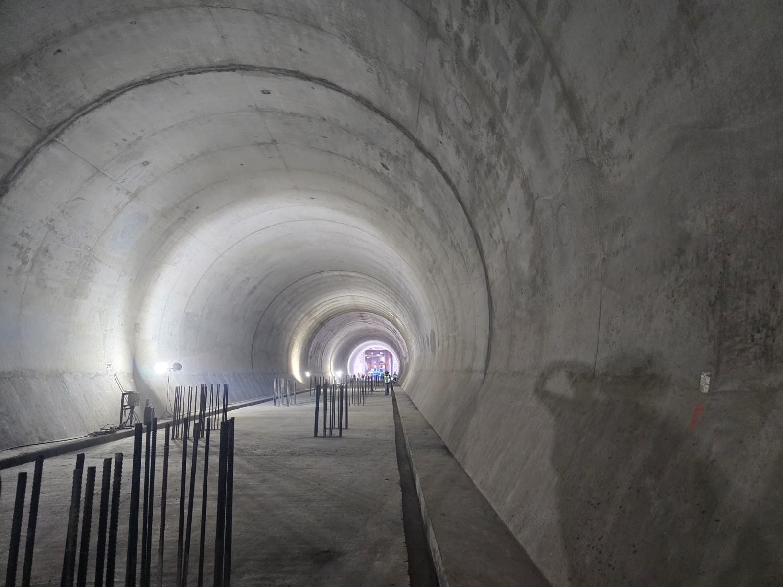 Revestimiento de concreto colado en sitio en el túnel, con esperas de acero y losa de invert
